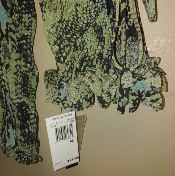 Beautiful button down ruffle top - Picture 1 of 3